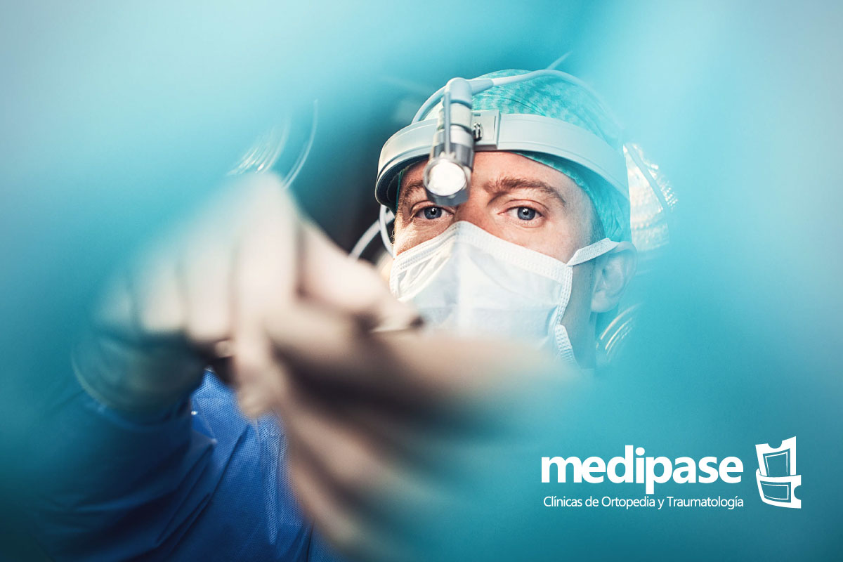 La cirugía abierta es lo que la mayoría de la gente imagina cuando piensa en procedimientos quirúrgicos